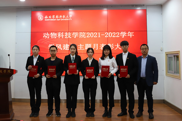 e1ccfef7f8fe43b293025f9a5f7f9d86.jpg 员工颁奖_副本.jpg
