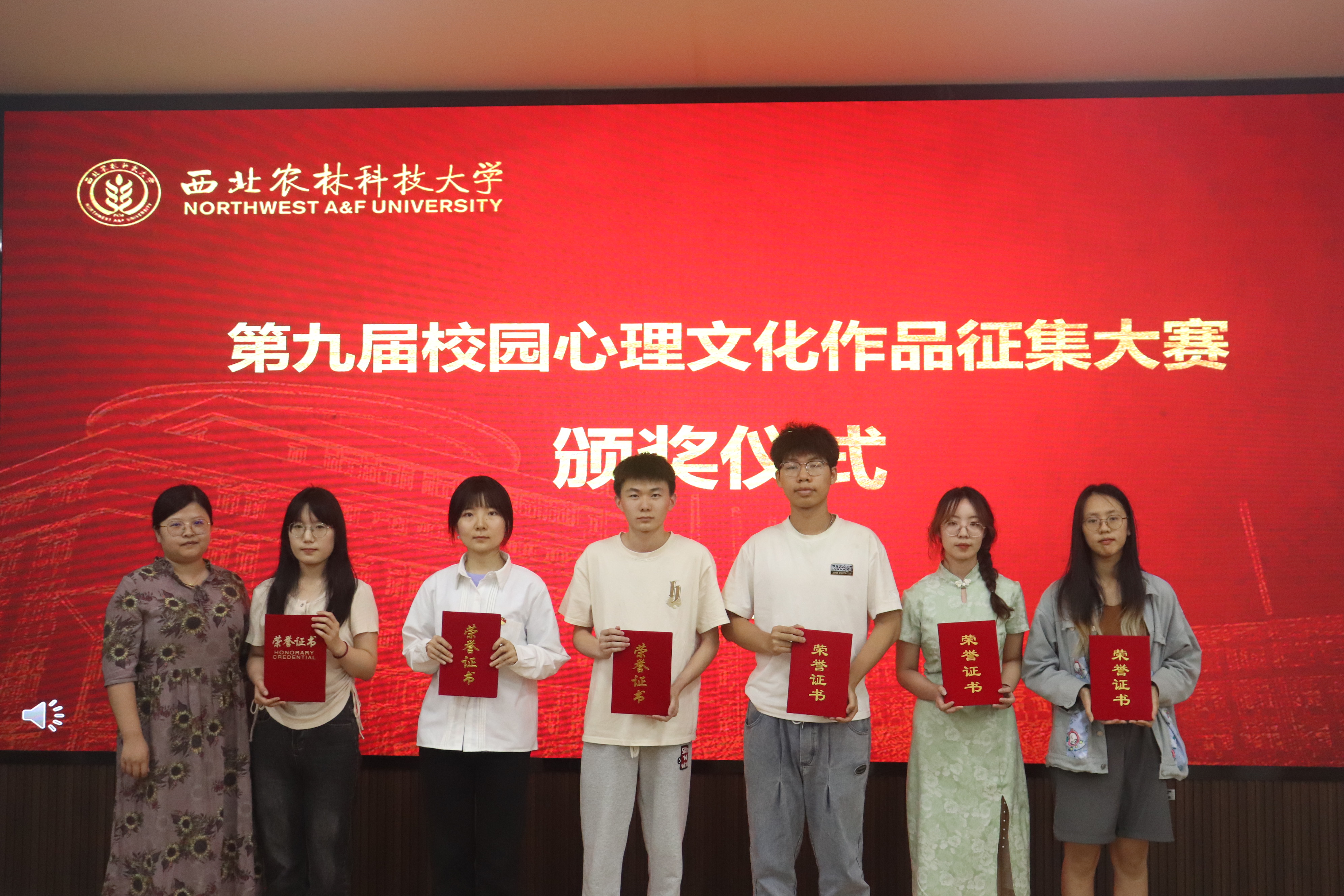 葡萄酒公司王雅楠为荣获二等奖员工颁奖.JPG