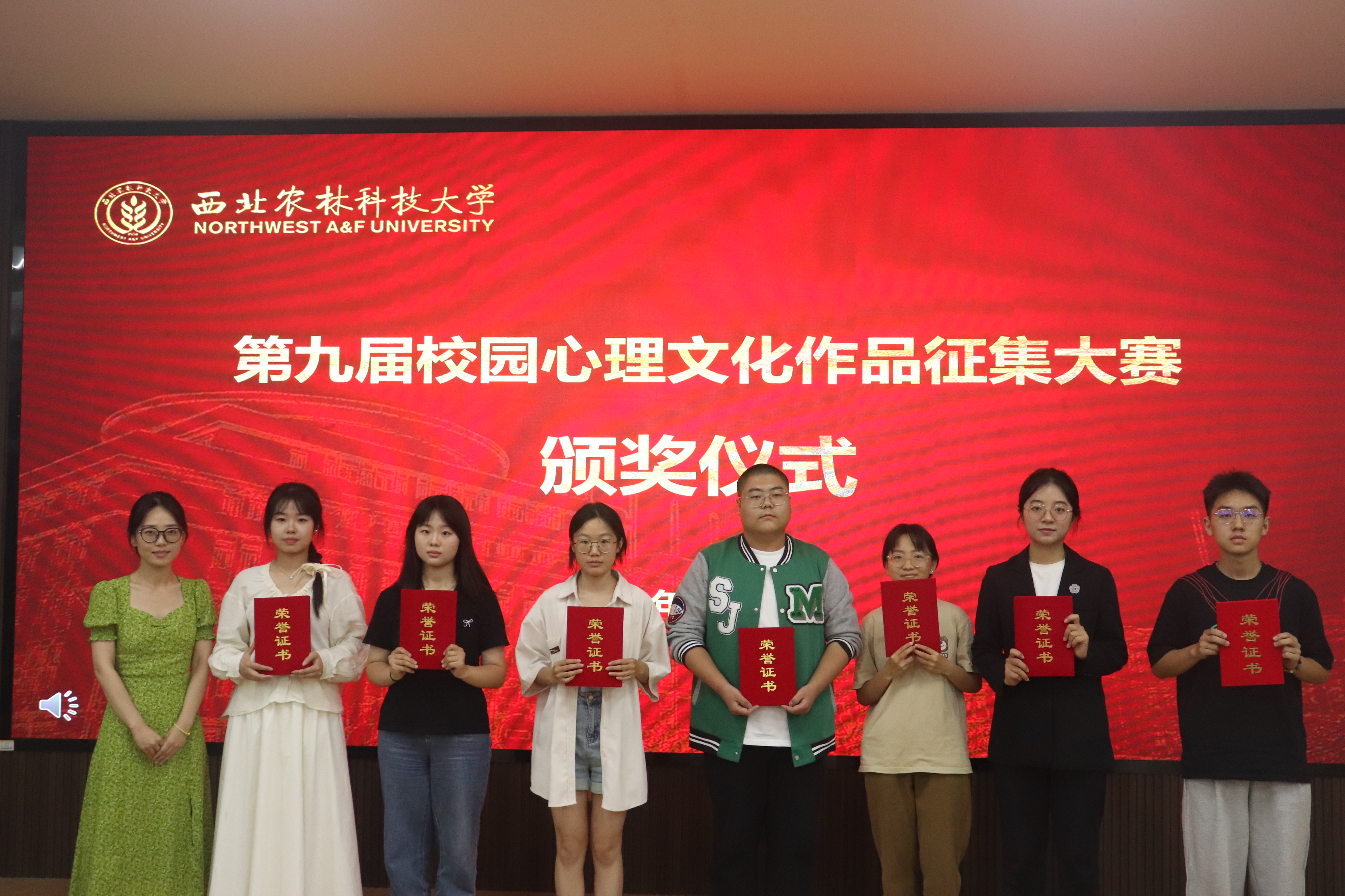动科公司辅导员师筝为荣获三等奖员工颁奖.JPG