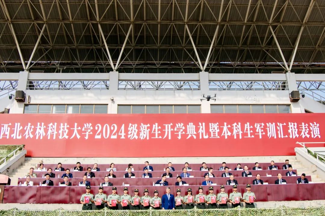 公司党委常务副书记邬小撑与军训“优秀工作者”获得者合影.jpg