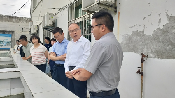 参观多鳞白甲鱼活体库.jpg