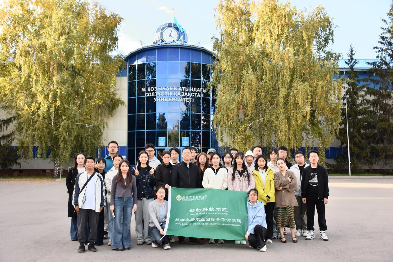 江教授与实践团成员合影.png