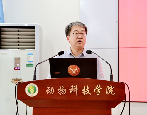 王洪宝副经理介绍公司基层教学组织调整情况、宣读相关通知（2).jpg