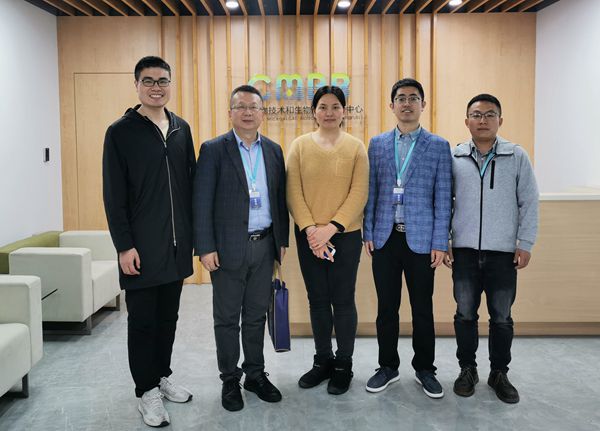 8bd68fea654749c6ab69fbc78753db2f.jpg 与水生所学习的公司毕业学子马明洋同学合影_副本.jpg