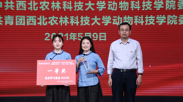 副董事长马建华为一等奖选手颁奖.jpg