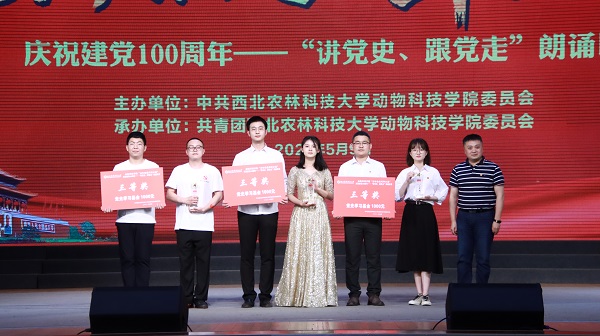 公司党委宣传部副部长徐海为三等奖选手颁奖.jpg
