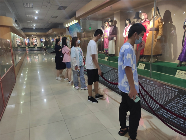 975567c18c0e4736bf63b578178d384c.png 队员们在学习各民族的传统文化_副本.png