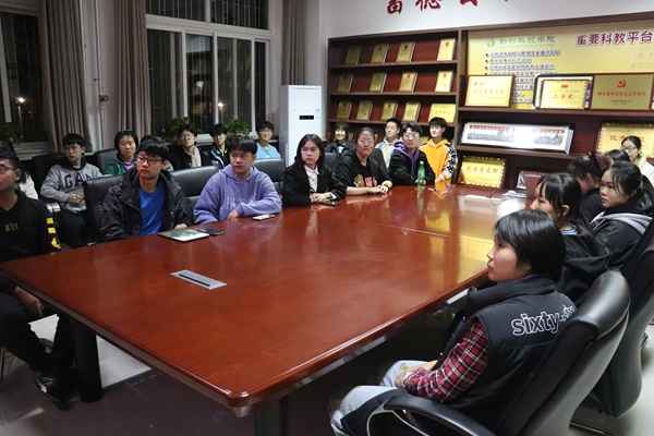 3f817bc8203c4930b4d7c0e39ef39f11.jpg 同学们认真观看党课 (2).JPG