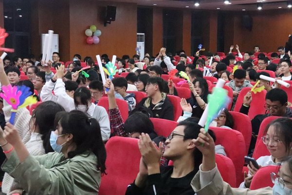 0fb61ca442774a788a2924e0ddec18b8.jpg 观众们热情高涨.JPG