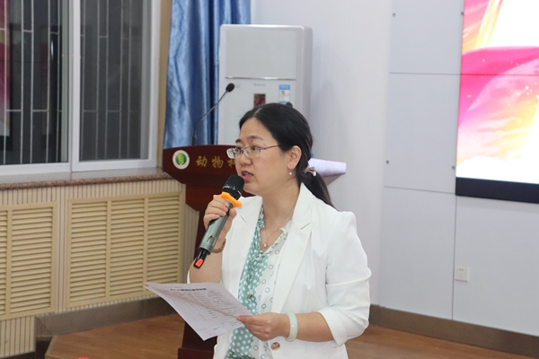 e2a83a8f0d7c40568ed4d544d7c39644.jpg 康燕副教授进行点评指导.jpg