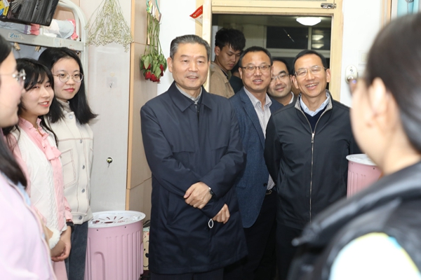 77af7c052b5d45f480bf250f3d409270.jpg 公司党委书记李兴旺走访学霸宿舍_副本.jpg
