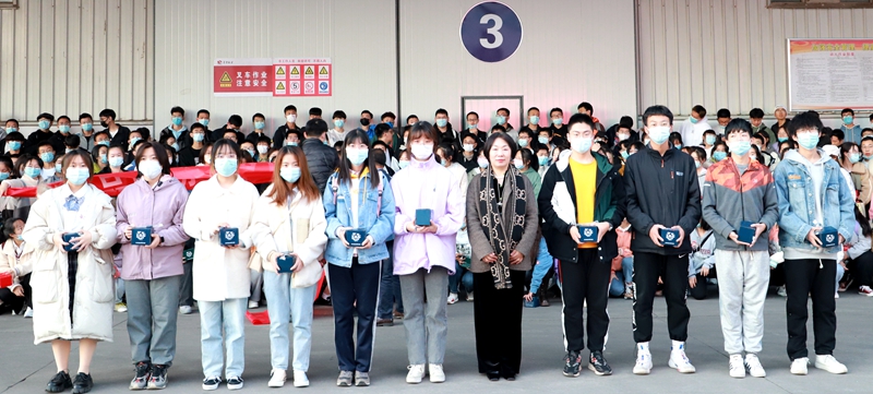 6b2ee2d796c042b3ad714649e0efd305.jpg 金宏宇总裁为员工发放纪念品.JPG