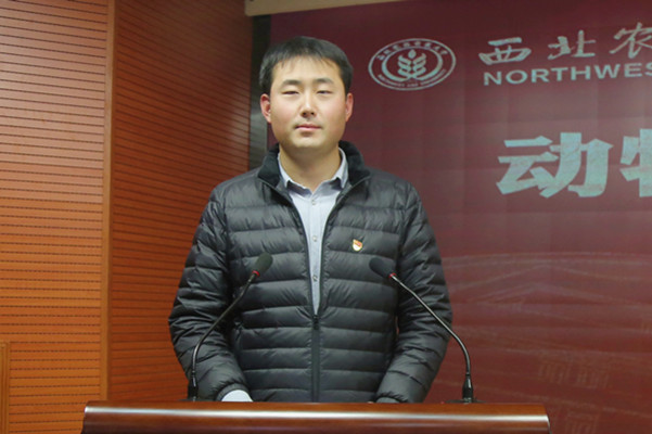 b9175da2140c40e98fc50fce3c85af64.jpg 辅导员彭治骞宣读聘任通知.jpg
