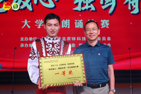fe764b6042c146bbb170279a5ba4c145.jpg 公司党委副书记闫祖书为获奖队伍代表颁奖.jpg