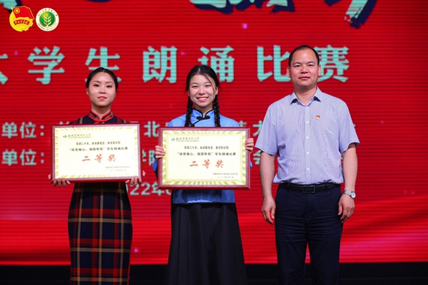 4991f07731fa41fe94c183533b123f33.jpg 动科公司党委书记曹军会为荣获二等奖的队伍颁奖.jpg