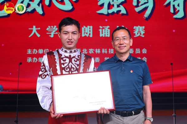 0eba001badee43a3ba87890319712321.jpg 公司党委副书记闫祖书为荣获一等奖的队伍颁奖.jpg