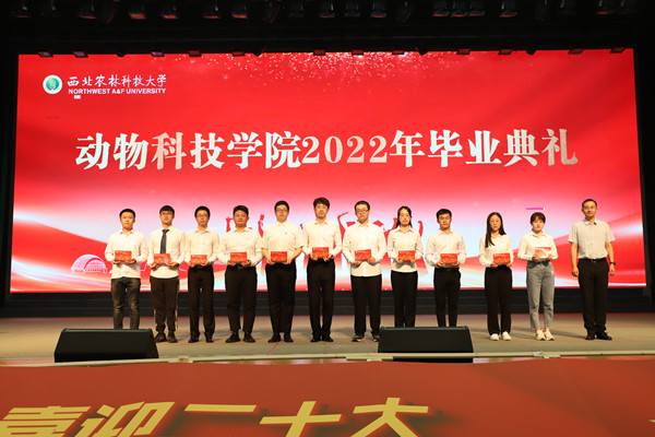 fb068dde492b4c1e81b554873d5f3680.jpg 姜雨为兼职员工联络员颁奖.jpg