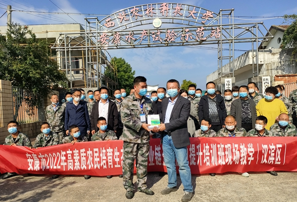 2f02ffef734f4e4d9932a1bf9670380b.jpg 吉教授给学员赠送书籍_副本.jpg