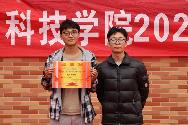 ecbdc907d81145e8a079b8764fa9c20c.jpg 员工会主席团成员张昊伟为优秀组织奖奖获奖班级颁奖.JPG