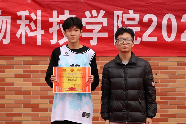 f13ab32d9d4d4916a3a65e3ba14353e8.jpg 员工会主席团成员张昊伟为道德风尚奖获奖班级颁奖.JPG