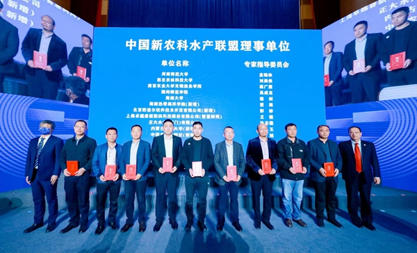 吉红教授代表公司上台领取联盟成员单位与专家聘书_副本.jpg