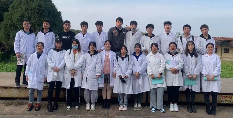 a4c2380548d4485cb034ed4da1926512.jpg 班级合影.jpg