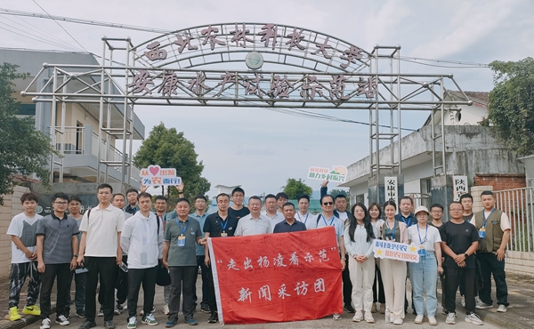 合影留念_副本.jpg