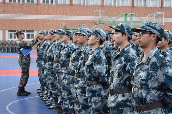 9c8955c0e3524e0f8ffdaafe44b66ba3.jpg 7-教官为员工整理着装.JPG