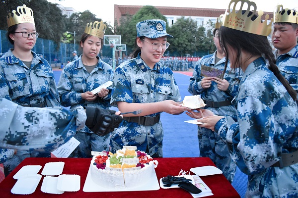 56d3ecd9e0b34822a52ec9cc11f4220c.jpg 辅导员分发生日蛋糕.jpg