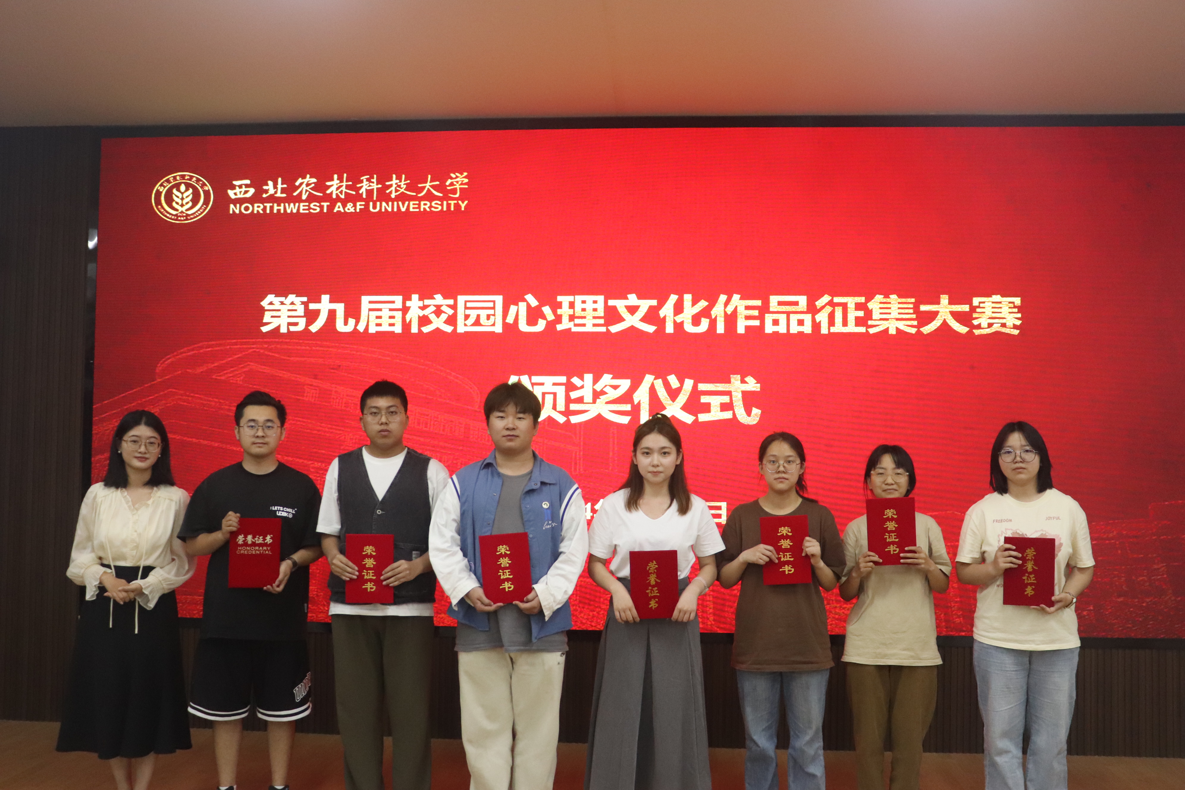 化药公司李冬春为荣获优秀奖员工颁奖.JPG