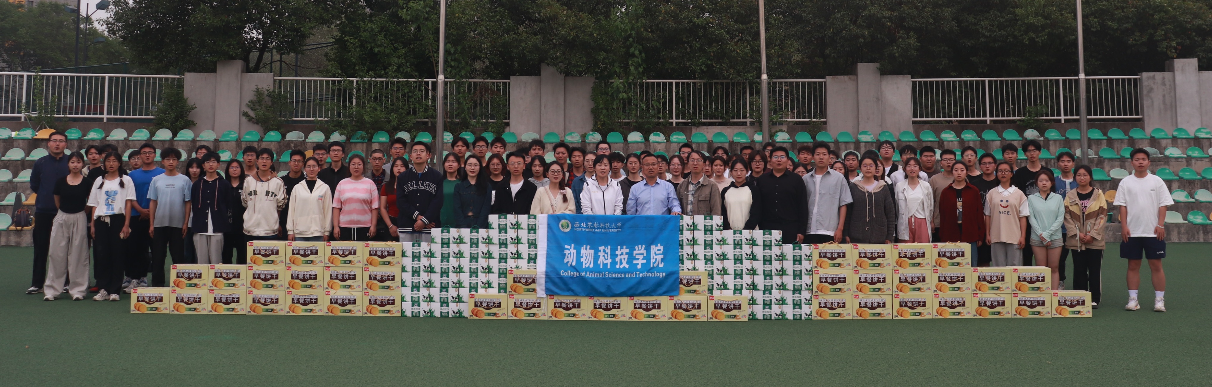 公司领导看望慰问春训运动员.jpg