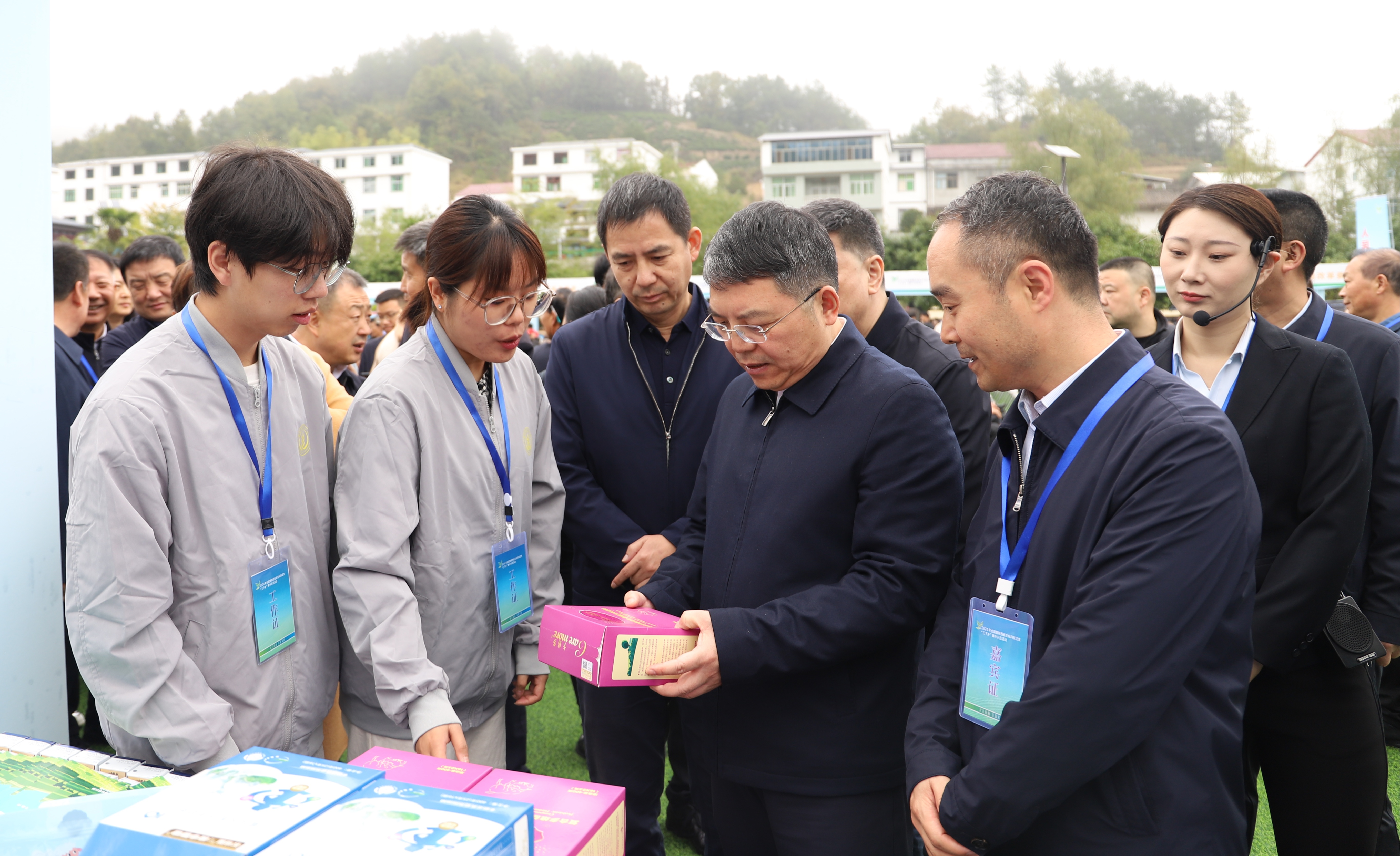 陕西省委常委、省委宣传部部长孙大光详细了解公司“三下乡”实践成果.JPG