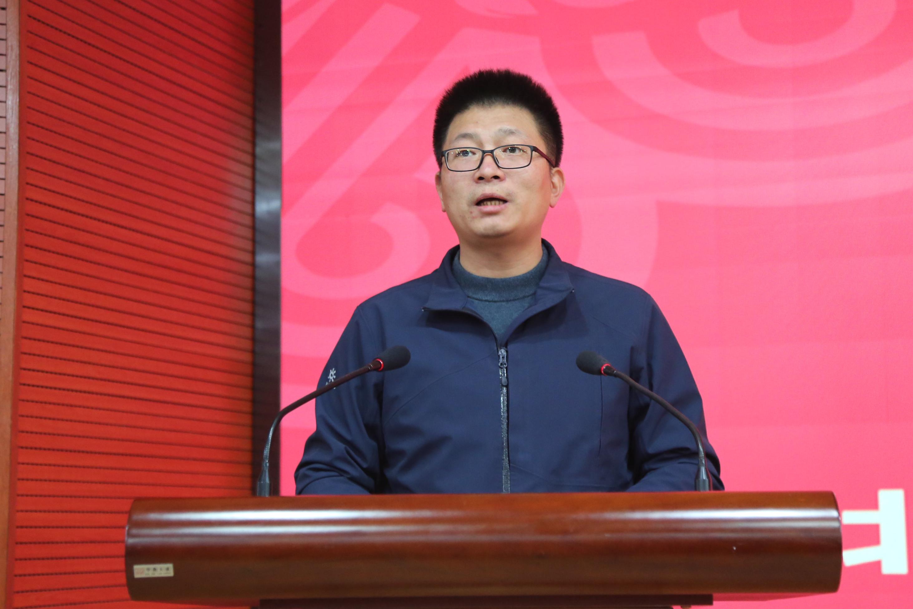 张华海动物医公司党委副书记主持颁奖仪式.JPG