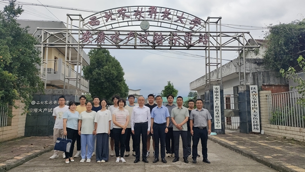 与在站员工合影.jpg