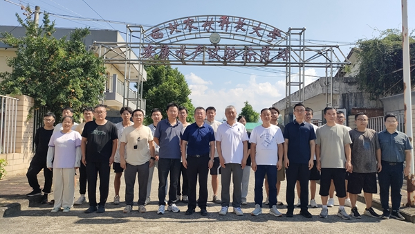 和在站师生合影.jpg