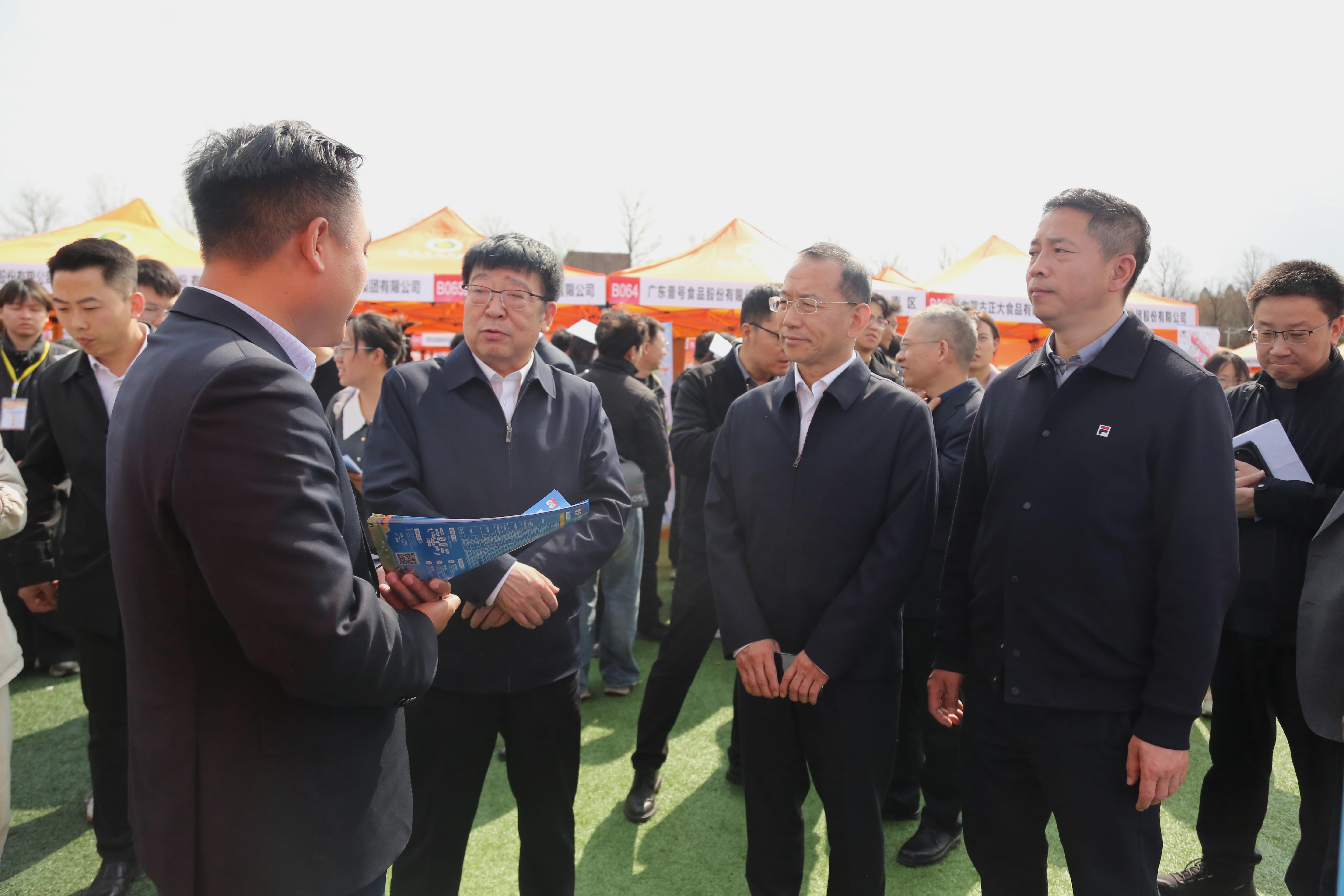 1.董事长吴普特一行与参会企业代表交流.jpeg