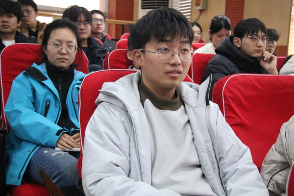 图二 员工认真倾听昝林森老师宣讲.JPG